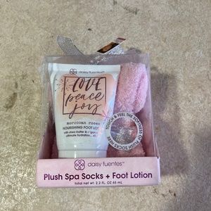 Daisy Fuentes Socks and Foot Lotion Gift Pack New